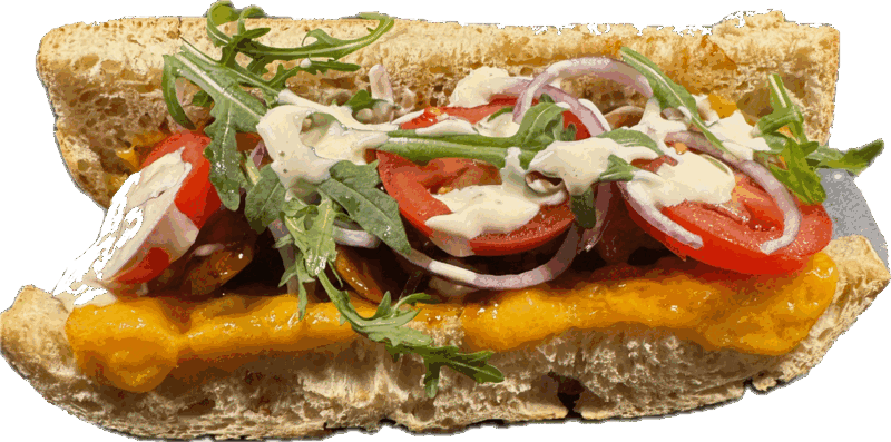 Aufgeklapptes Sub-Sandwich mit Hähnchen, Tomaten, roten Zwiebeln, Rucola und heller Sauce