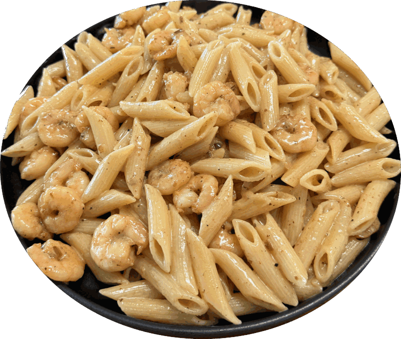 Penne mit gebratenen Garnelen in cremiger Sauce auf einem dunklen Teller