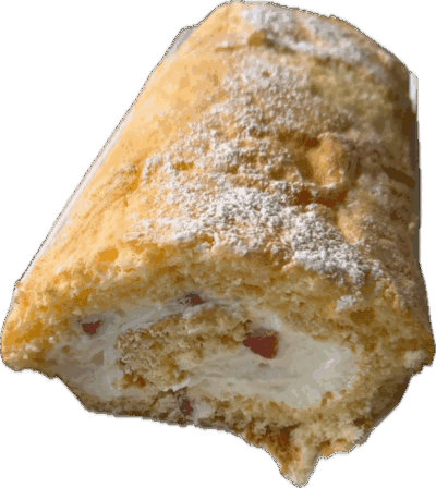 Angeschnittene Biskuitrolle mit Sahne und Erdbeeren, mit Puderzucker bestäubt