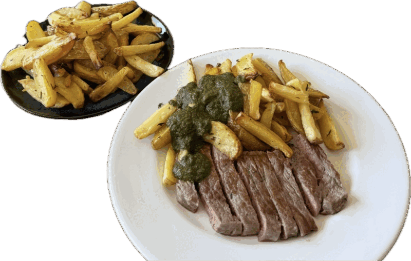 Aufgeschnittenes Steak mit grünem Chimichurri und Kartoffelspalten auf einem weißen Teller, daneben eine Schale mit weiteren Kartoffelspalten